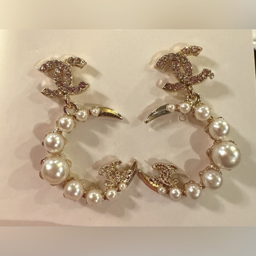 Gold earrings with pearls